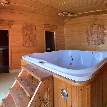 'carolina' With Hot Tub, Sauna And Bbq Area 펜션